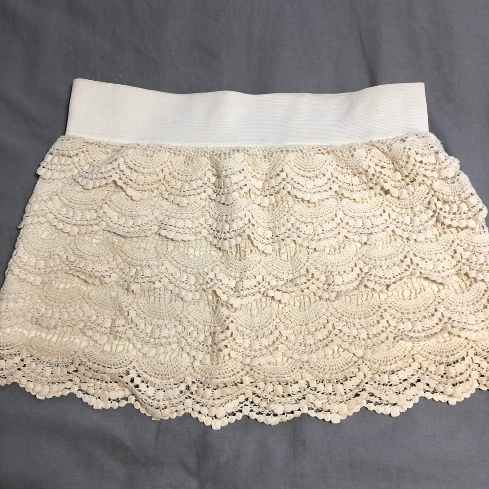 Eyelet skirt with elastic waistband